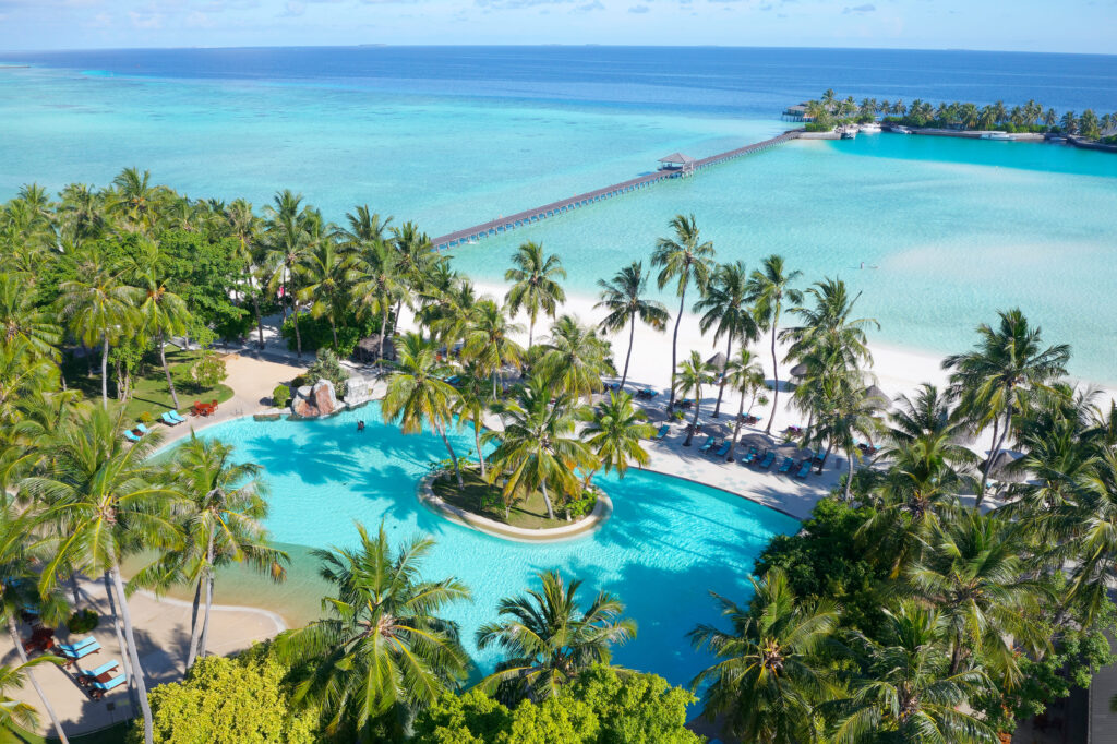 Il Sun Island Resort si trova nell’Atollo di Ari, proprio sul bordo sud dell’atollo, sull’isola di Nalaguraidhoo. Questa isola molto grande è una distesa infinita di lunghe spiagge bianche e le attività da fare al resort sono sempre tante e movimentate. L’isola, caratterizzata da una natura lussureggiante e di una laguna di acqua bassa ideale per lunghissime nuotate!


 

 