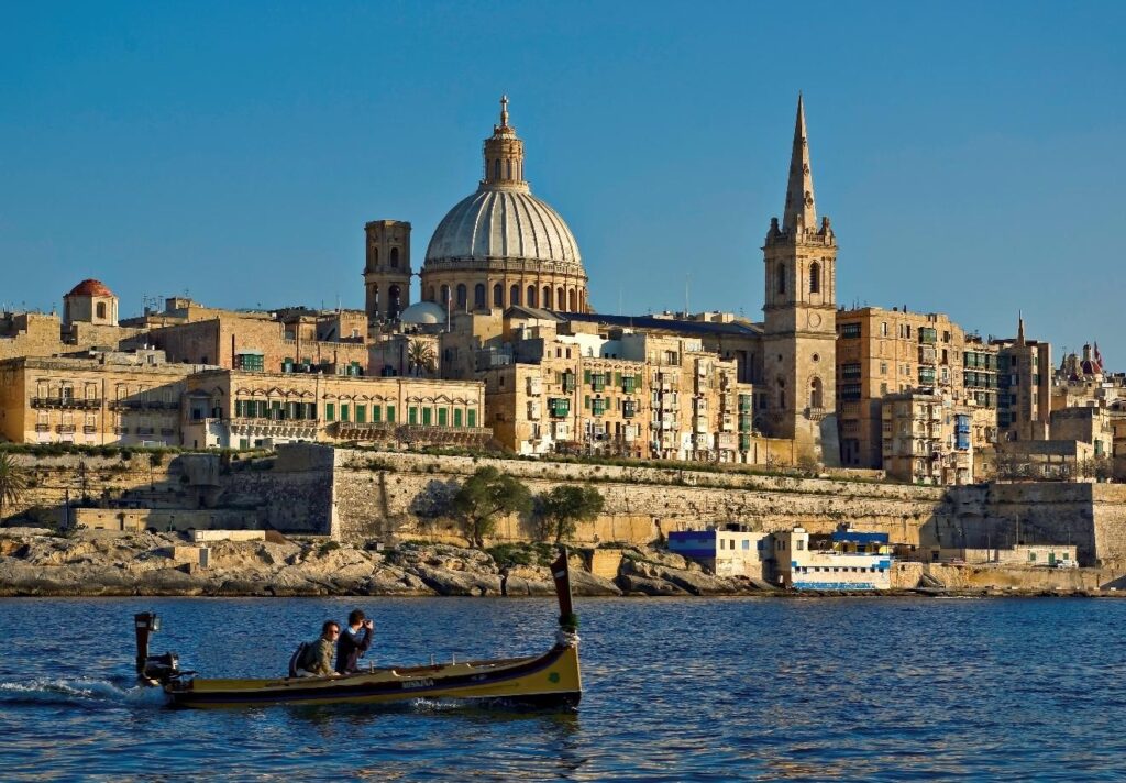 A Malta potete esplorare 7000 anni di storia pur vivendo con passione il presente. Percorrerete i millenni attraverso una sorprendente serie di elementi da esplorare. E ovunque andiate lo scenario e l'architettura dell'isola vi offriranno sempre uno sfondo spettacolare. I colori colpiscono l'immaginazione, pietre color miele che si stagliano contro il blu profondo del Mediterraneo. Le Isole Maltesi sono state descritte come un grande museo a cielo aperto. Ciò che le rende uniche è che una parte molto vasta del loro passato è ancora visibile oggi. In sole 48 ore e un paio di chilometri potete provare un nuovo sport, rilassarvi durante un tour delle Isole e dei luoghi storici di maggior prestigio, godendovi nel contempo anche la vita notturna. Questo è il vero vantaggio di una vacanza proprio qui.