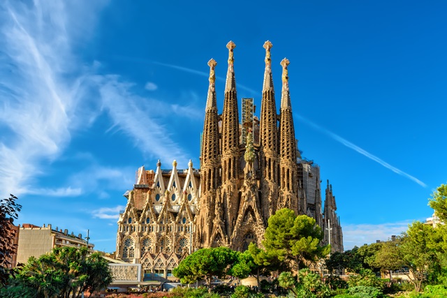 Capoluogo della Catalogna, Barcellona è una città unica, affascinante e coinvolgente; una destinazione dove scoprire architetture eclettiche, respirare un'atmosfera vitale e godersi una movida indimenticabile. Come tutte le città di porto, Barcellona si presenta essere una delle più multirazziali, aperte e cosmopolita della Spagna interna, un vero e proprio paradiso per chi ama la modernità ma, nello stesso tempo, è affascinato dalle antiche tradizioni che legano arte, cultura e svago là dove i suoi colori e la sua solarità risultano agli occhi dei visitatori davvero indimenticabili!